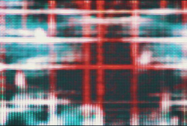 Abstract glitchy 4K video loop with red lights, digital distortion and pixelated textures on a dark background.